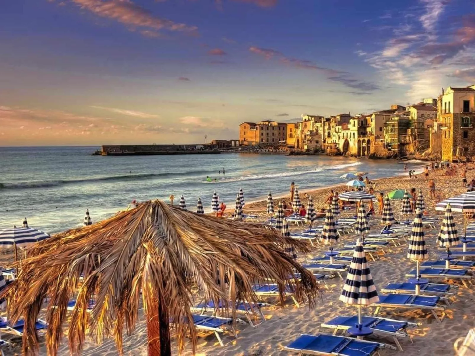 Helle mediterrane Villa mit Veranda und Garten