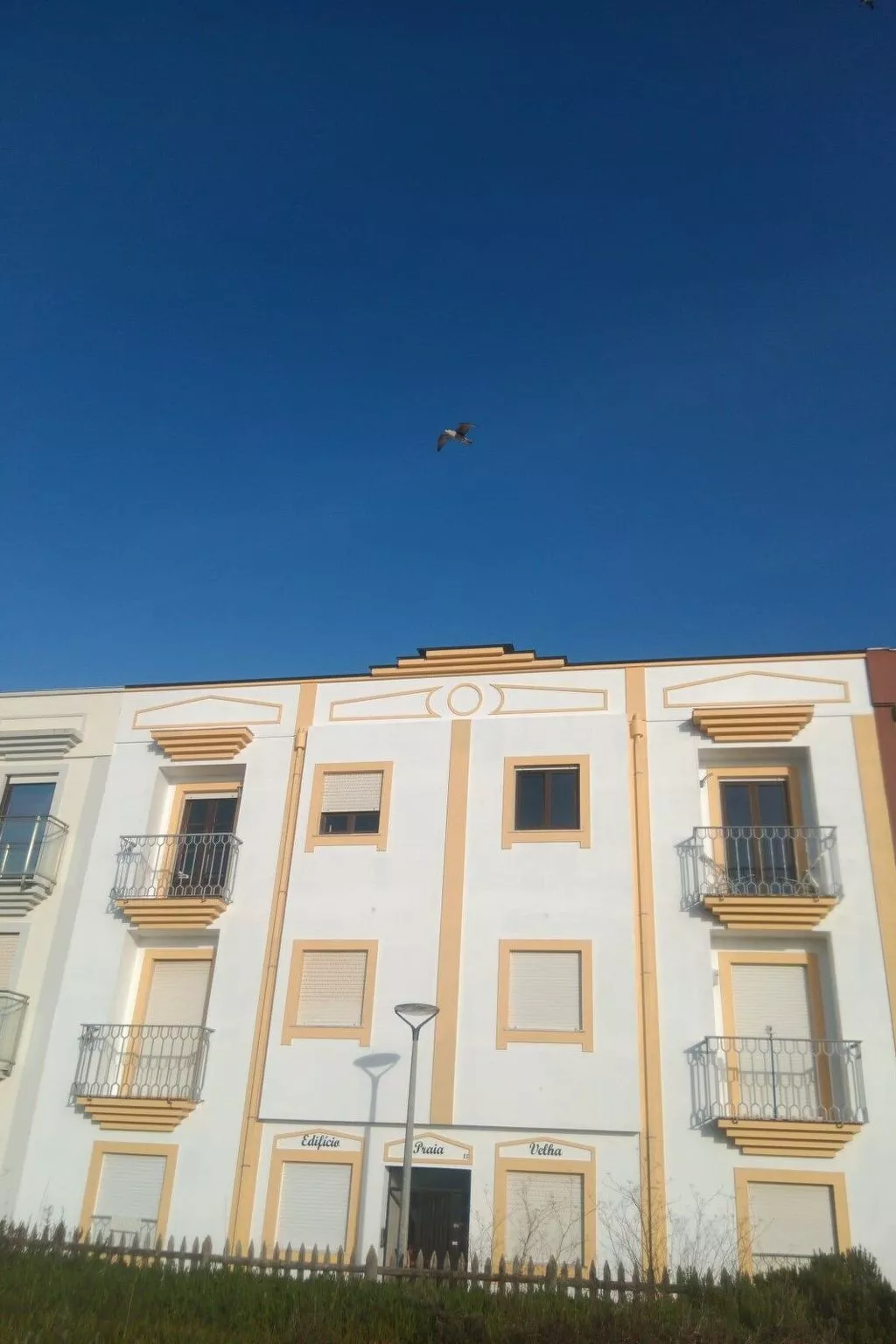 Mit den Füßen im Sand-Buiten