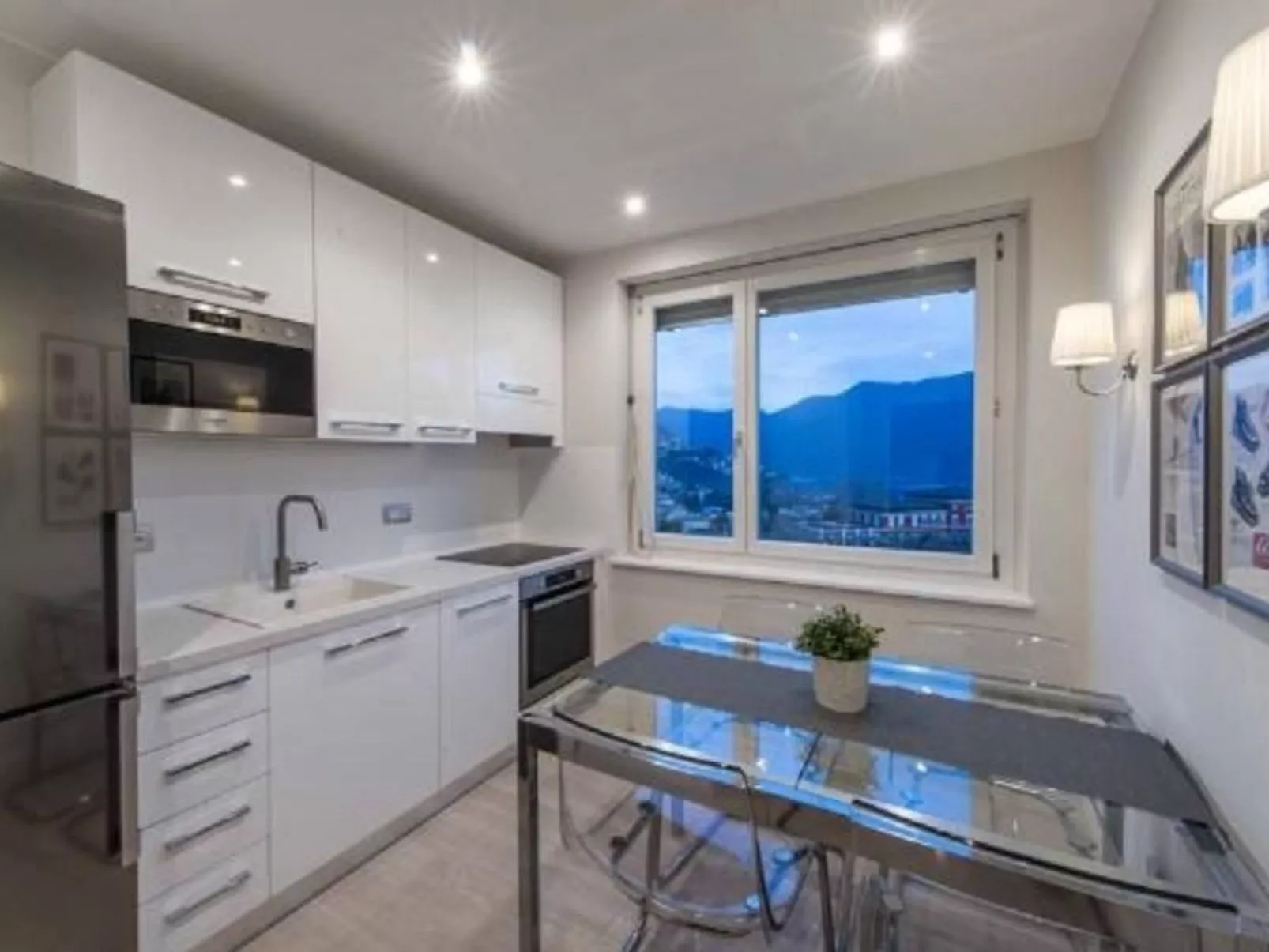 Elegante Penthouse-Wohnung mit Seeblick