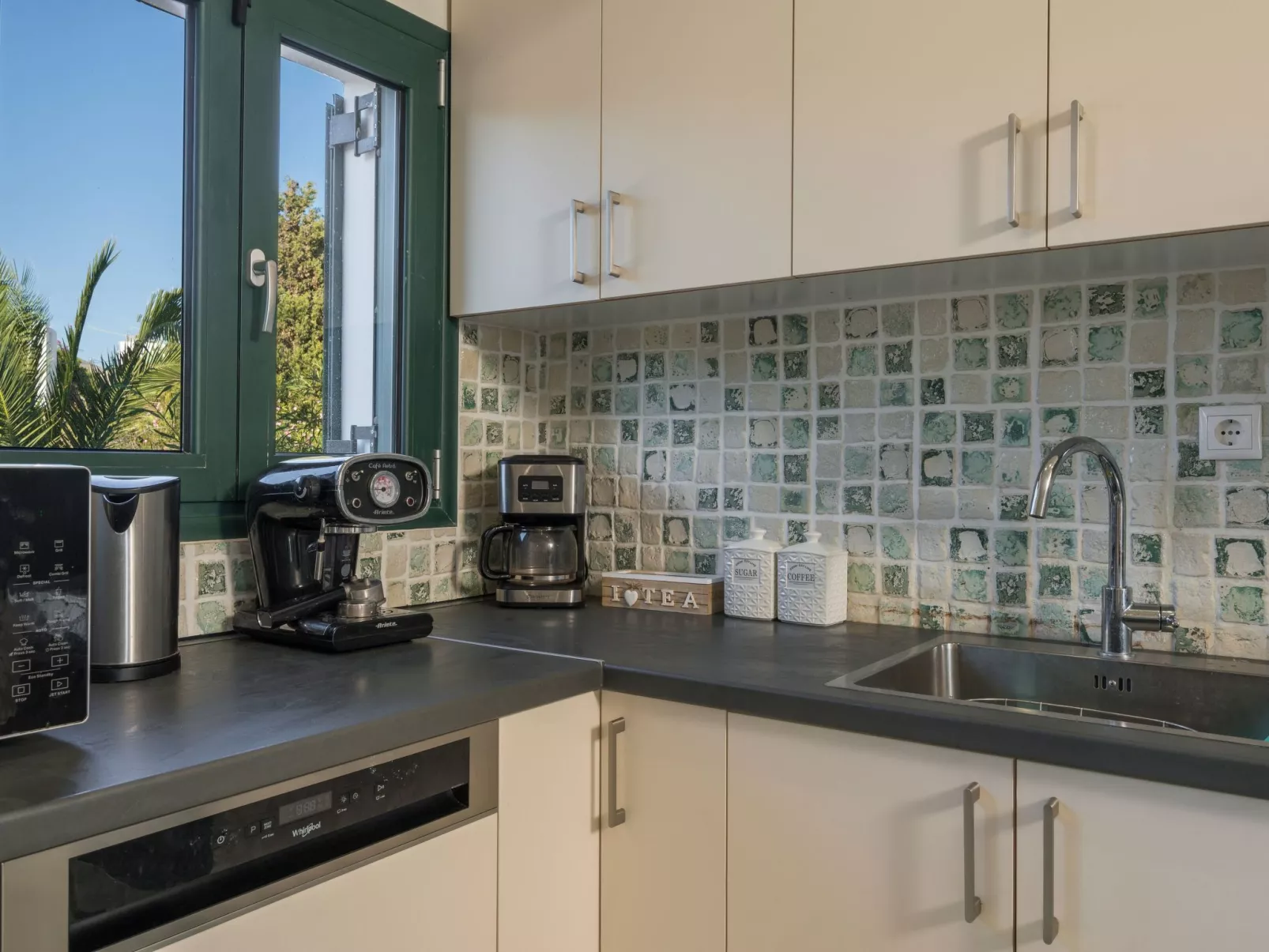 Luxuriöse Villa in Strandnähe mit Blick auf den privaten Pool-Image-tags.info