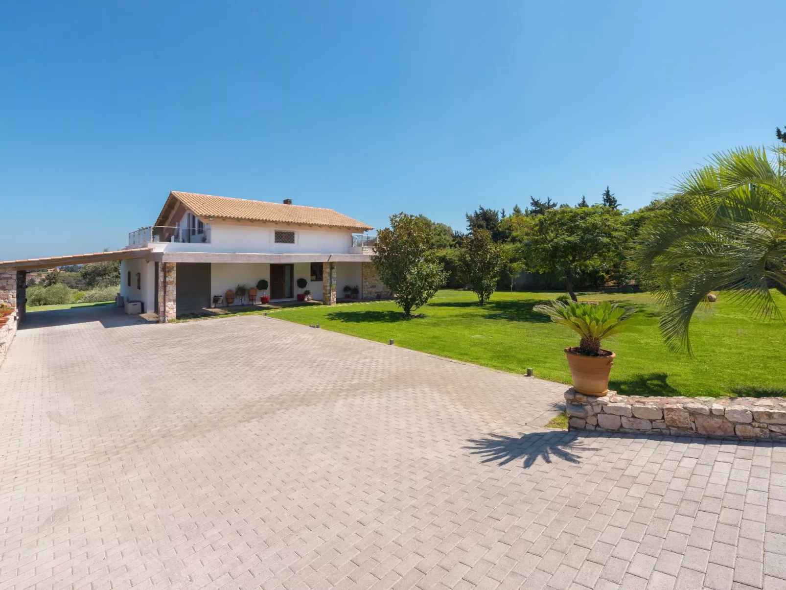 In Sgourou mit Parkplatz, Blick ins Grüne-Buiten