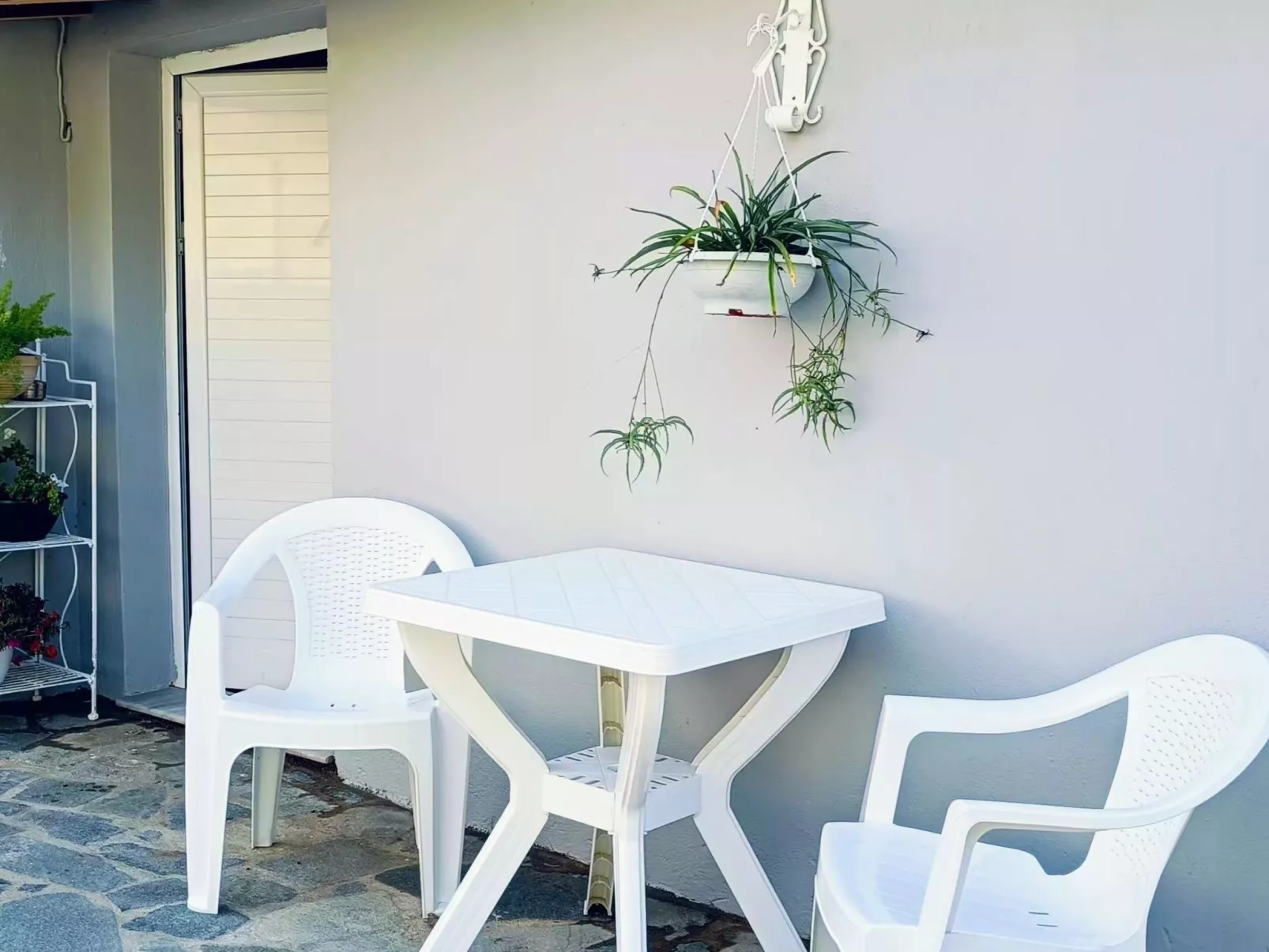 Berge und die ikonische Landebahn des Flughafens Skiathos-Buiten