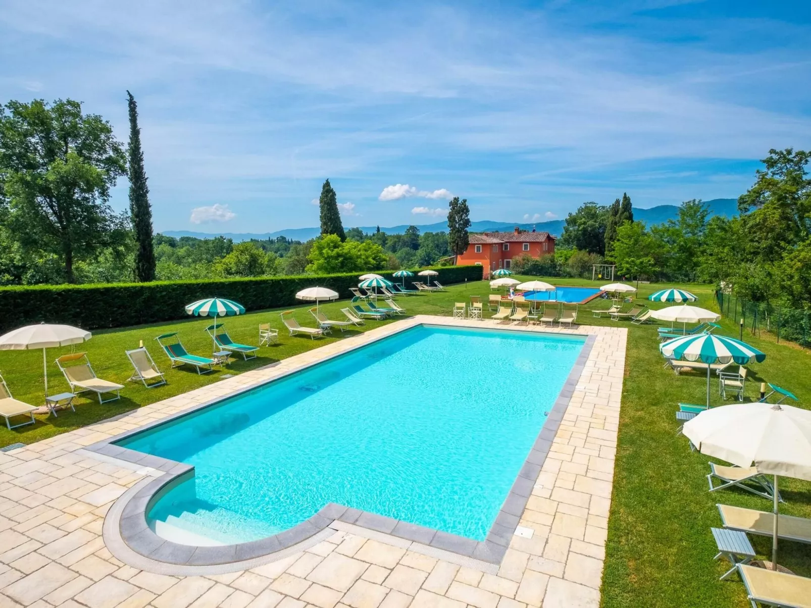 Wohnung 'Quercia T4 rota' mit Schwimmbad-Buiten