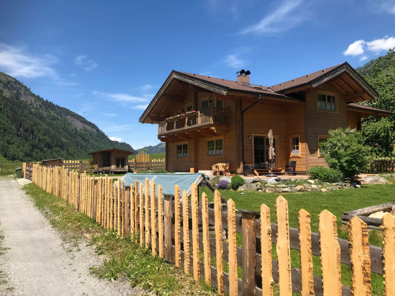 Villa mit Garten, Terrasse und Grill-Image-tags.info