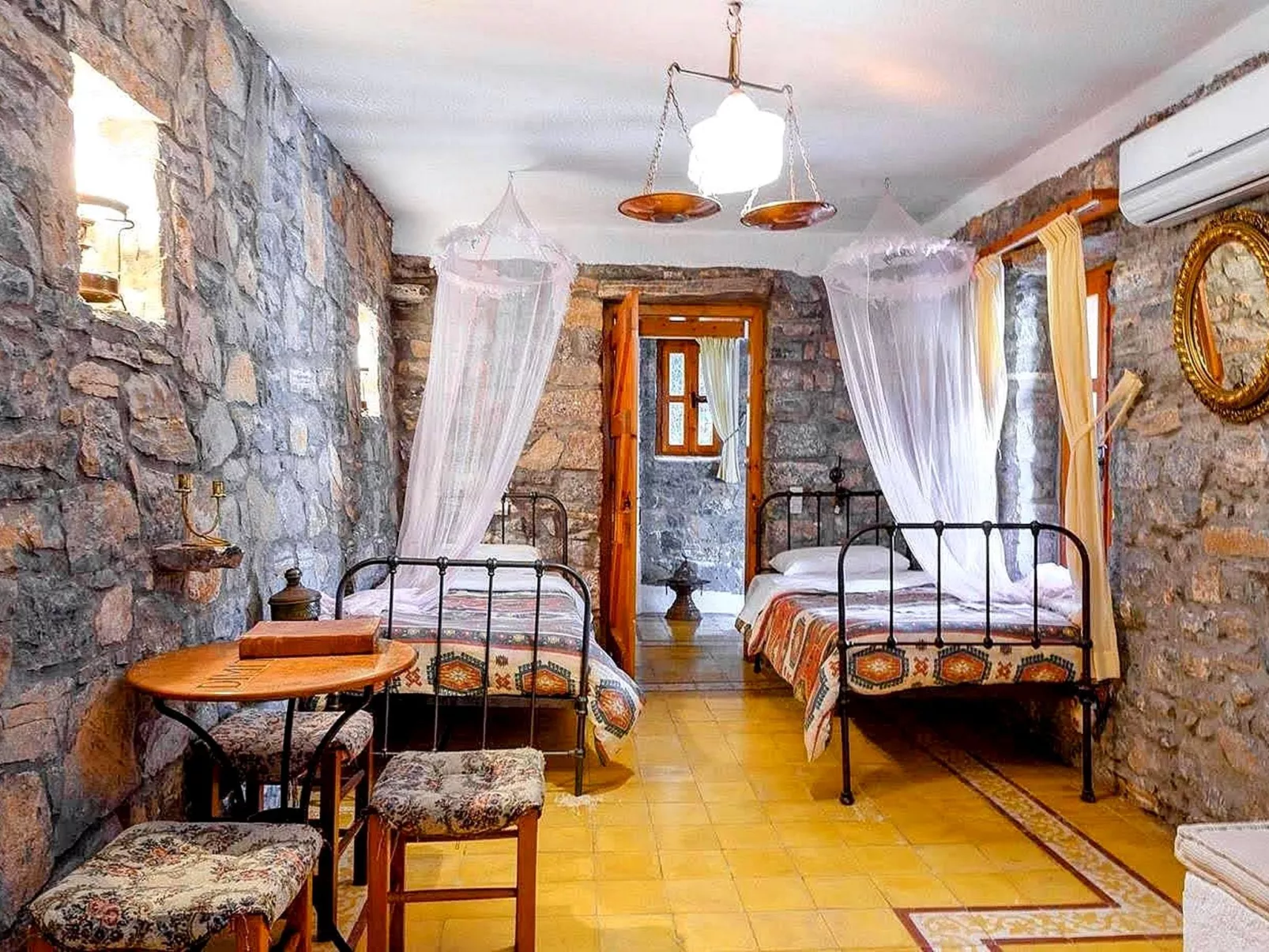 Kretisches Steinhaus mit Gemeinschaftspool