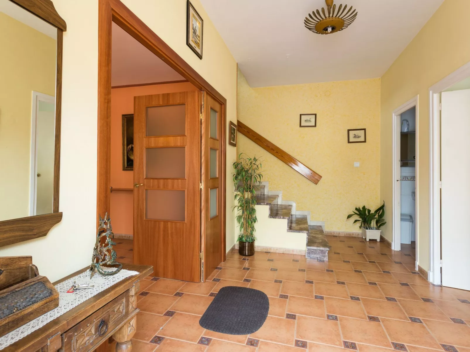 Großes Haus mit Schwimmbad und Barbecue-Binnen