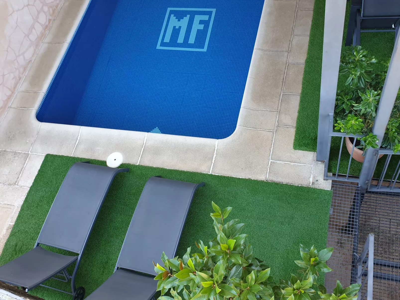 Mit privatem Pool-Buiten