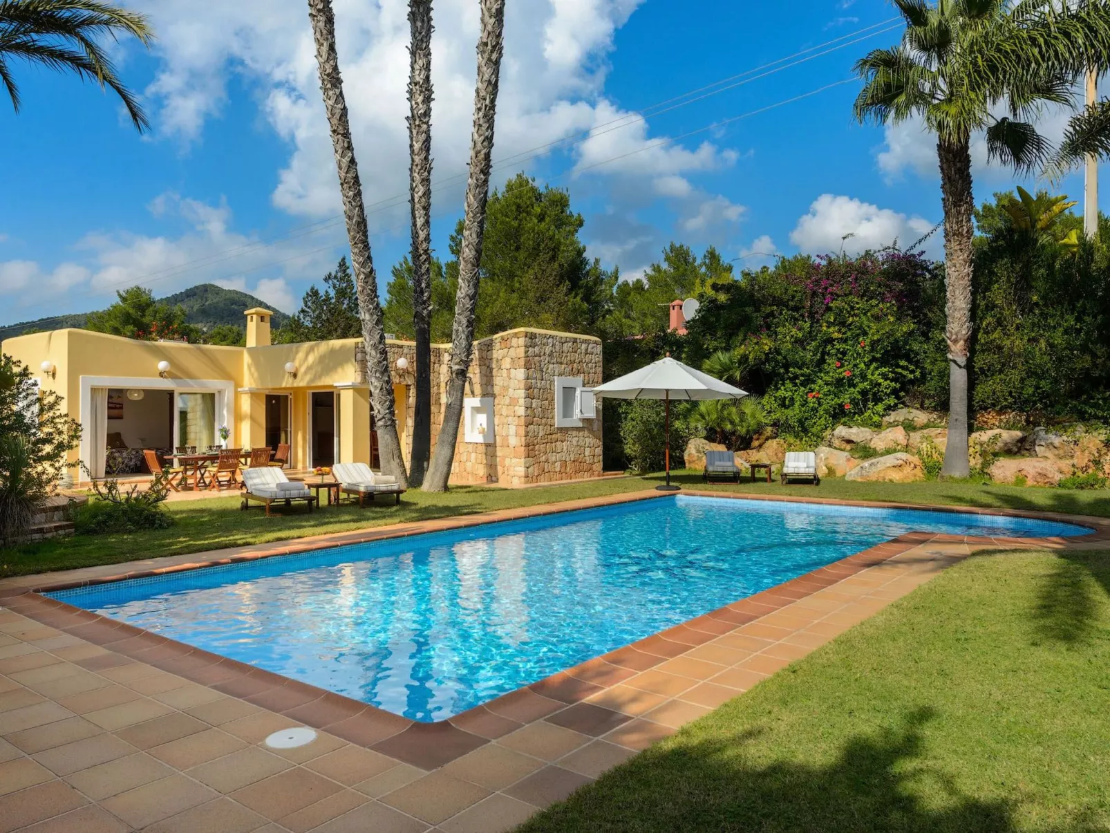 Schöne Villa Belvedere mit 4 Schlafzimmern, 3 Bädern, beheiztem Pool, zwei Whir-Buiten