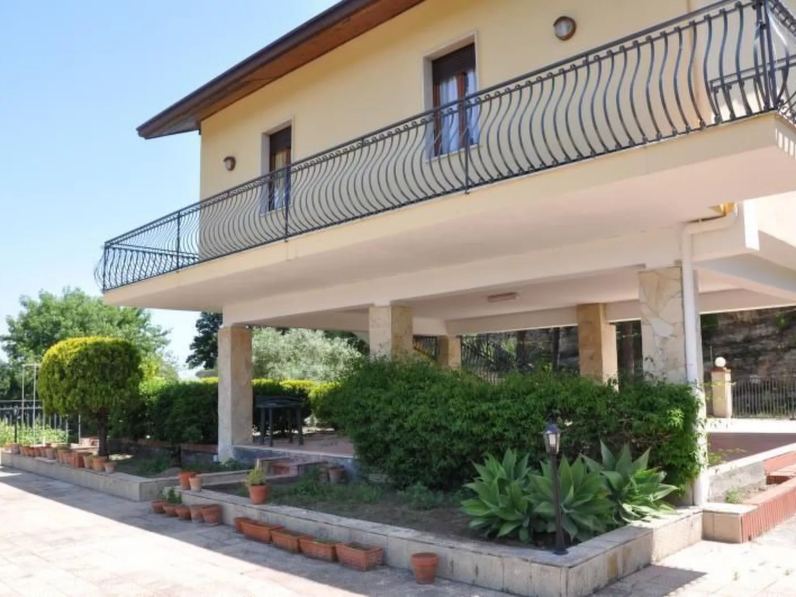 Für 4 Personen 90qm Agnone Bagni-Buiten