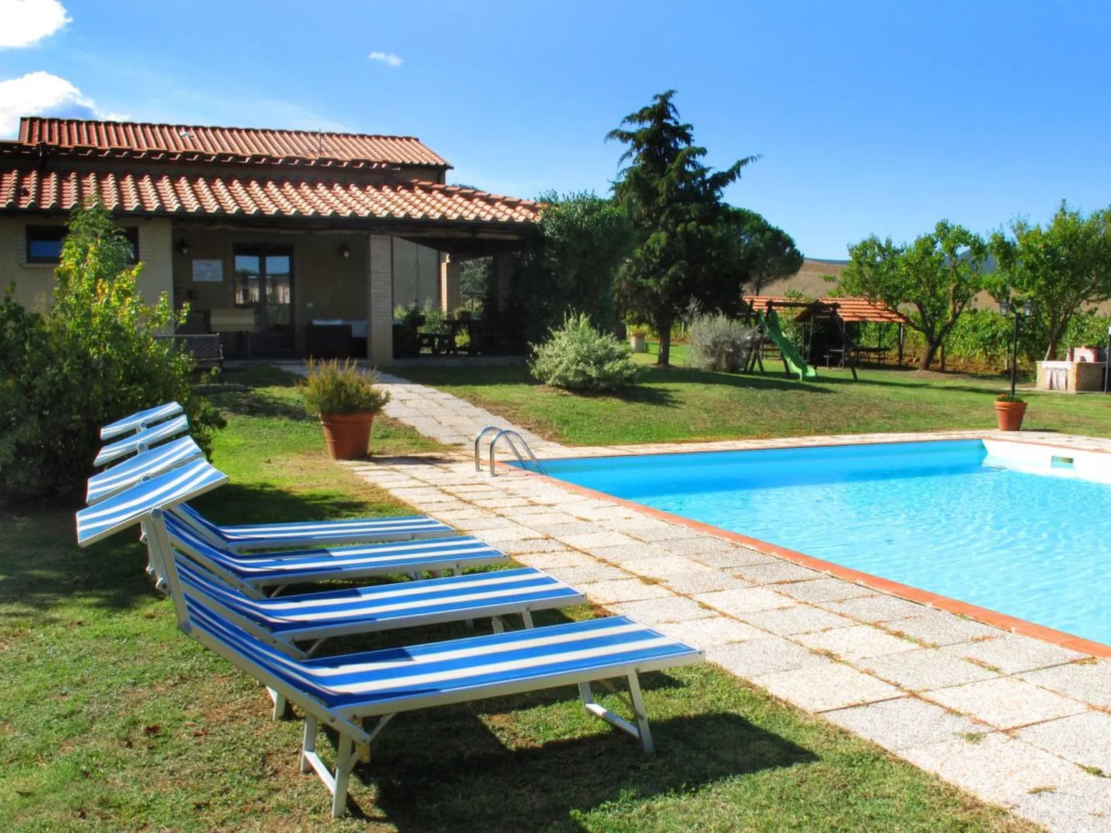 In Pomarance mit Großem gemeinsamem Pool-Buiten