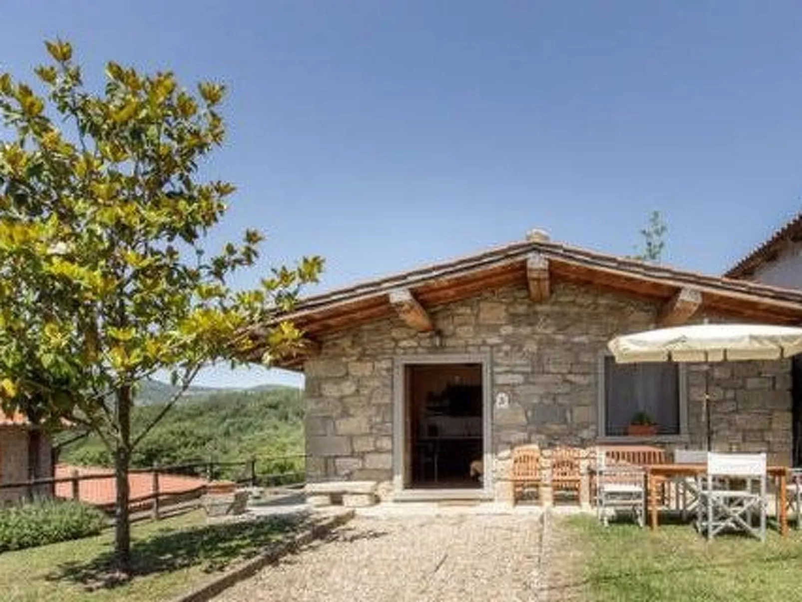 Magnolienhaus mit Pool zwischen Florenz und Arezzo