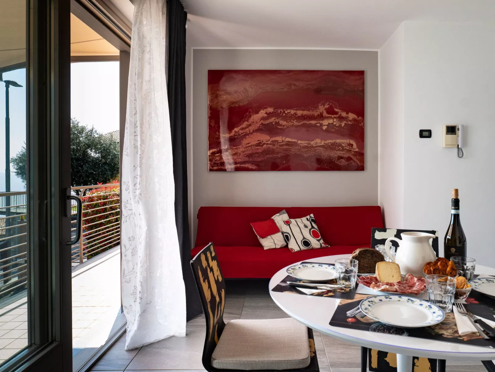 Lights on the Lake Zweizimmerwohnung mit Terrasse und Pool