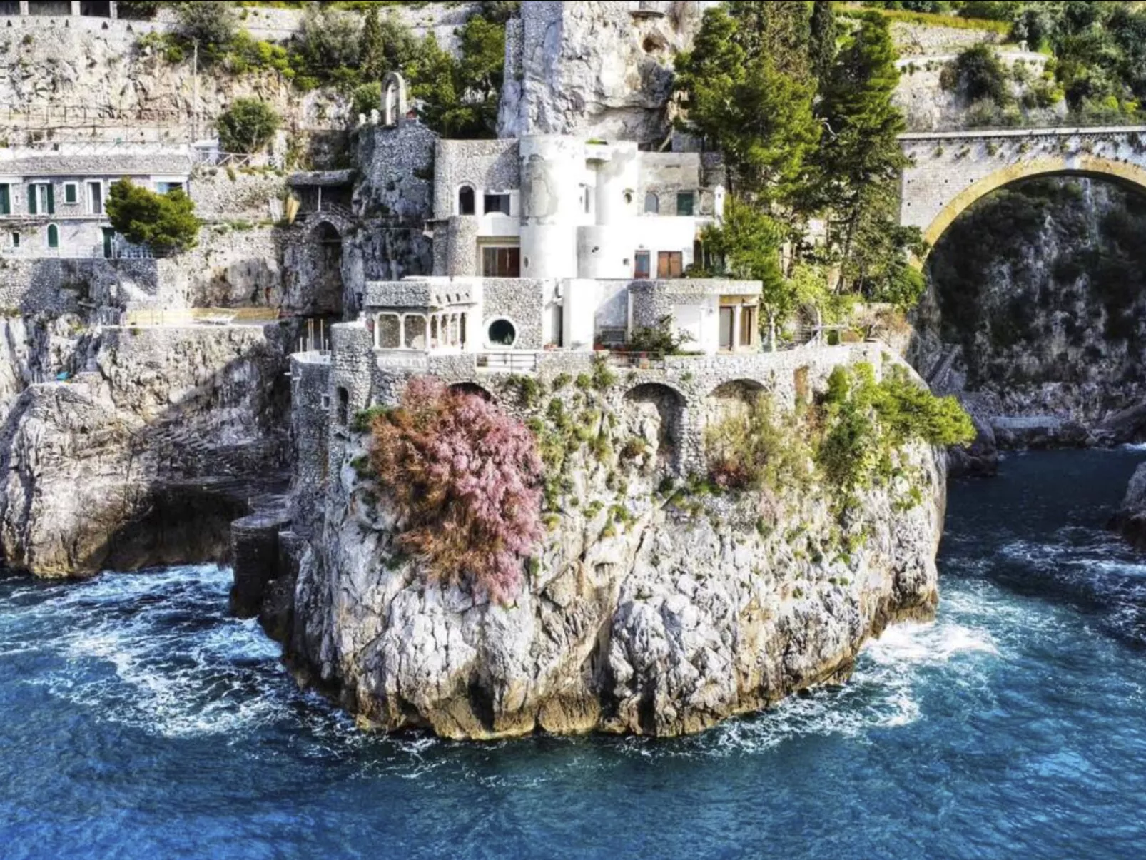 Villa auf einer natürlichen Klippe mit Blick auf das Meer, nur wenige Schritte-Buiten