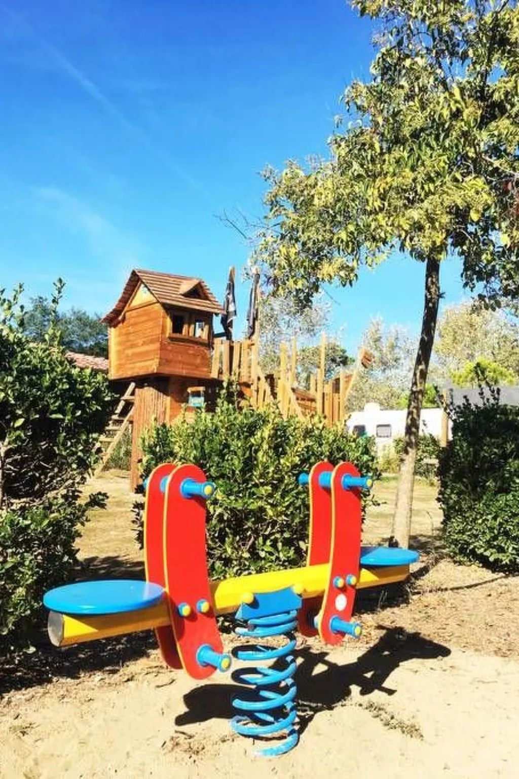 Mobilheim auf einem Campingplatz in der Nähe des Meeres und von Pisa - Buiten