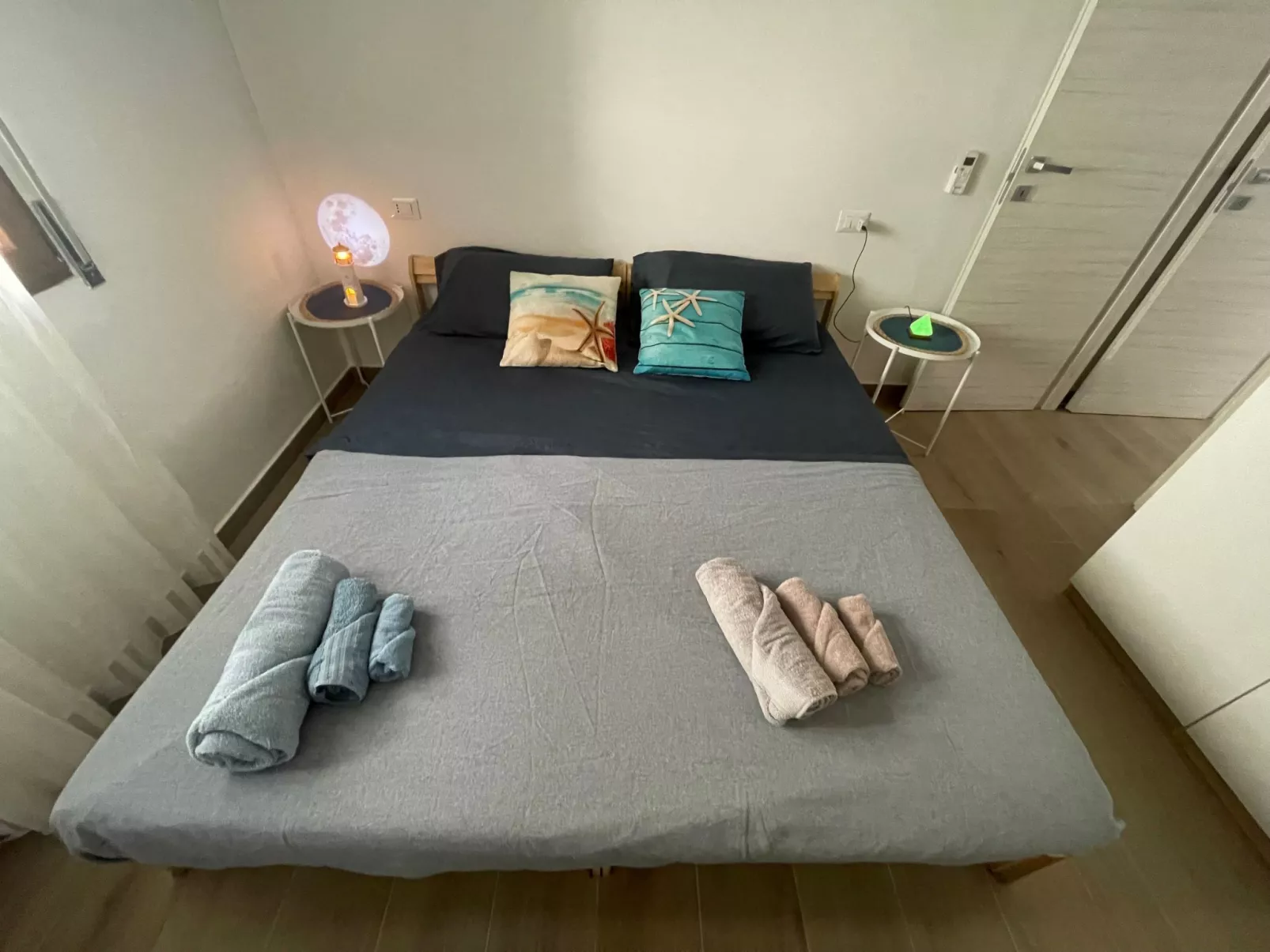 Flacher Strand und Zentrum, Privatparkplatz-Binnen