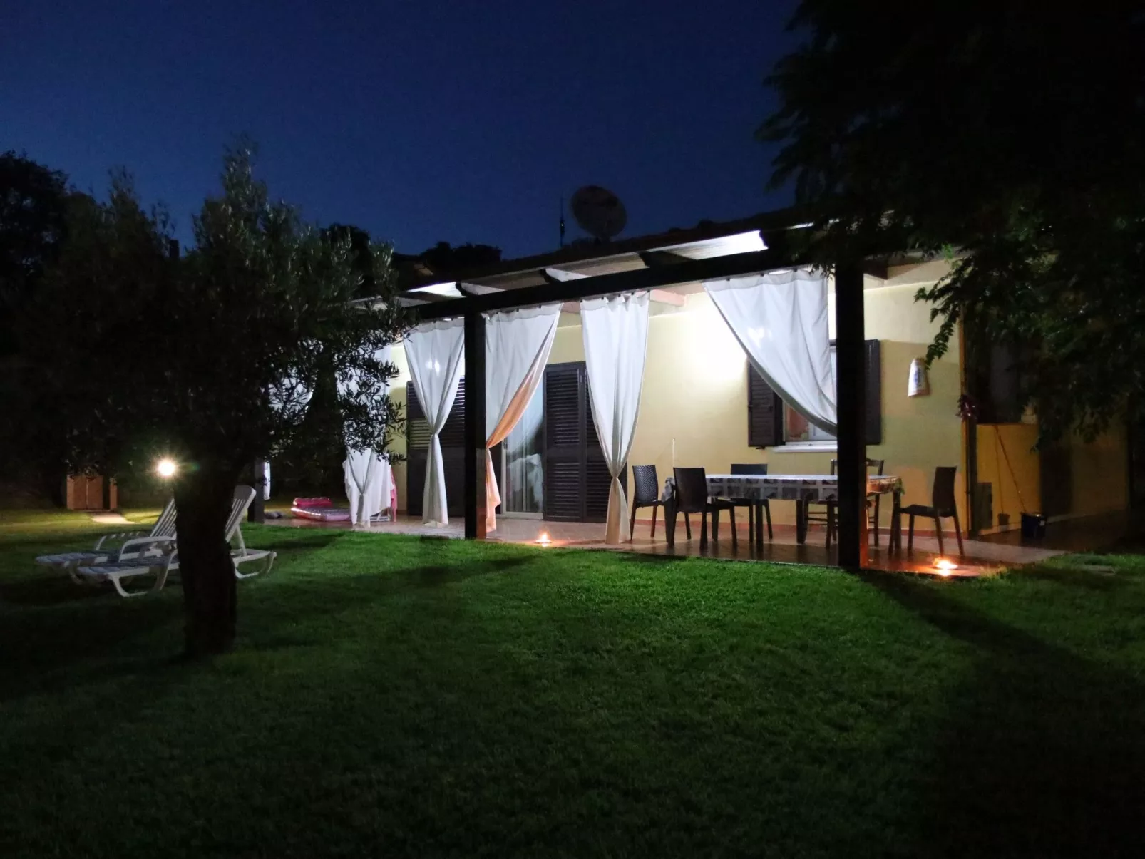 Villa im Grünen mit Schwimmbad und Meerblick-Buiten