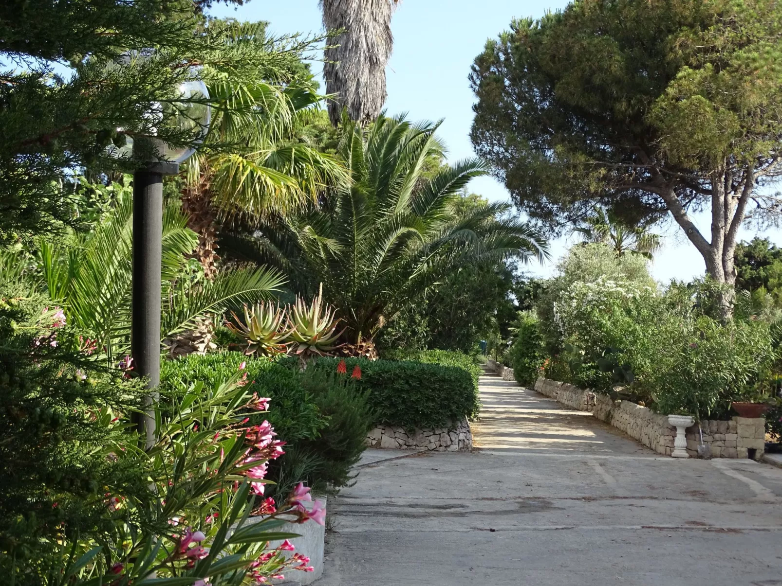 Mit grosser Terrasse direkt am Meer