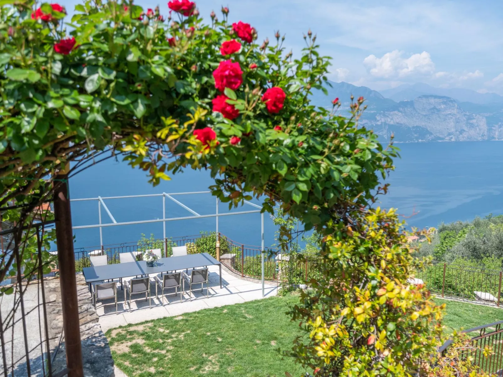 Villa mit schönem Seepanorama und Naturteich