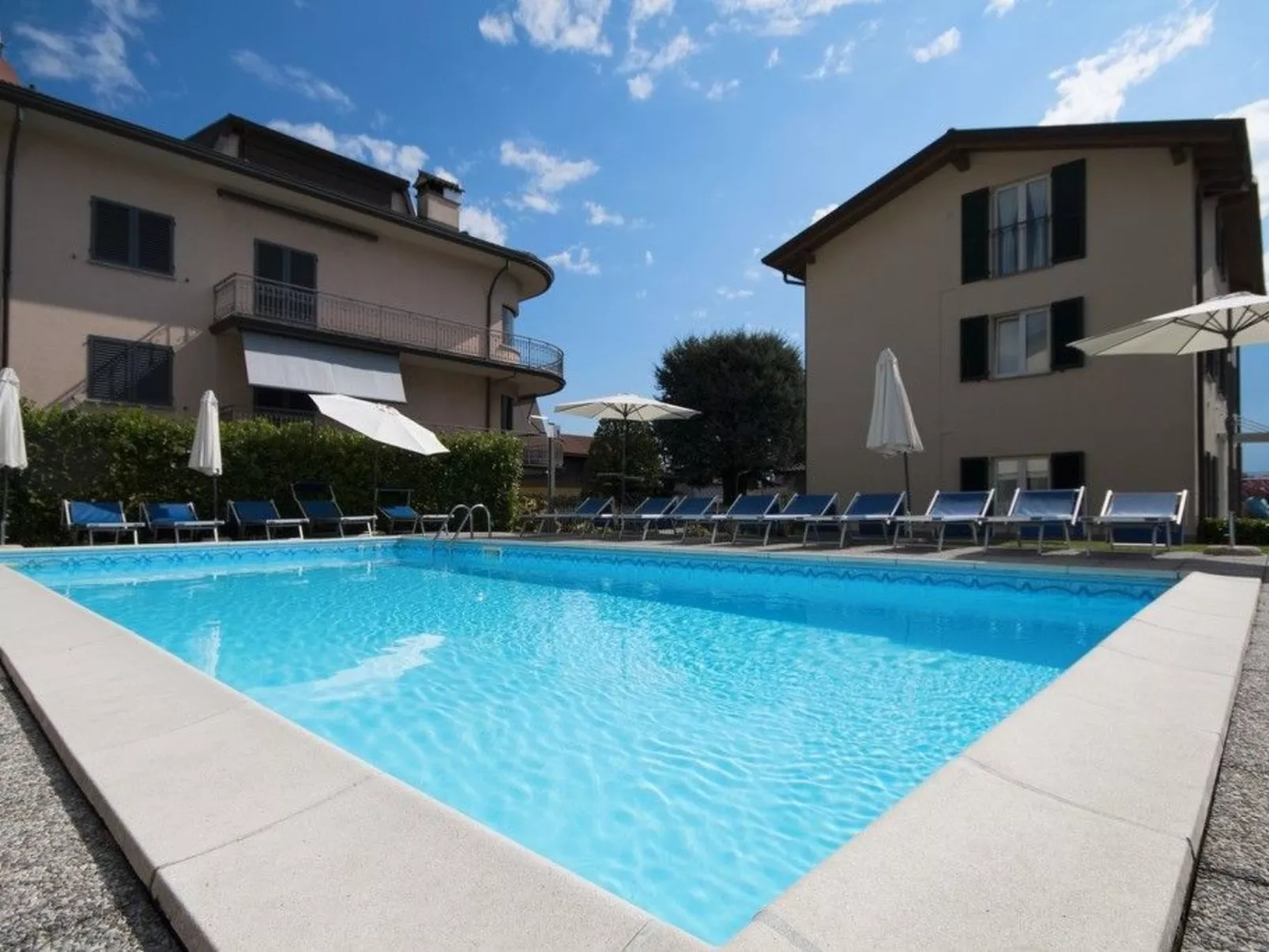 Angenehme Wohnung mit Garten und Pool