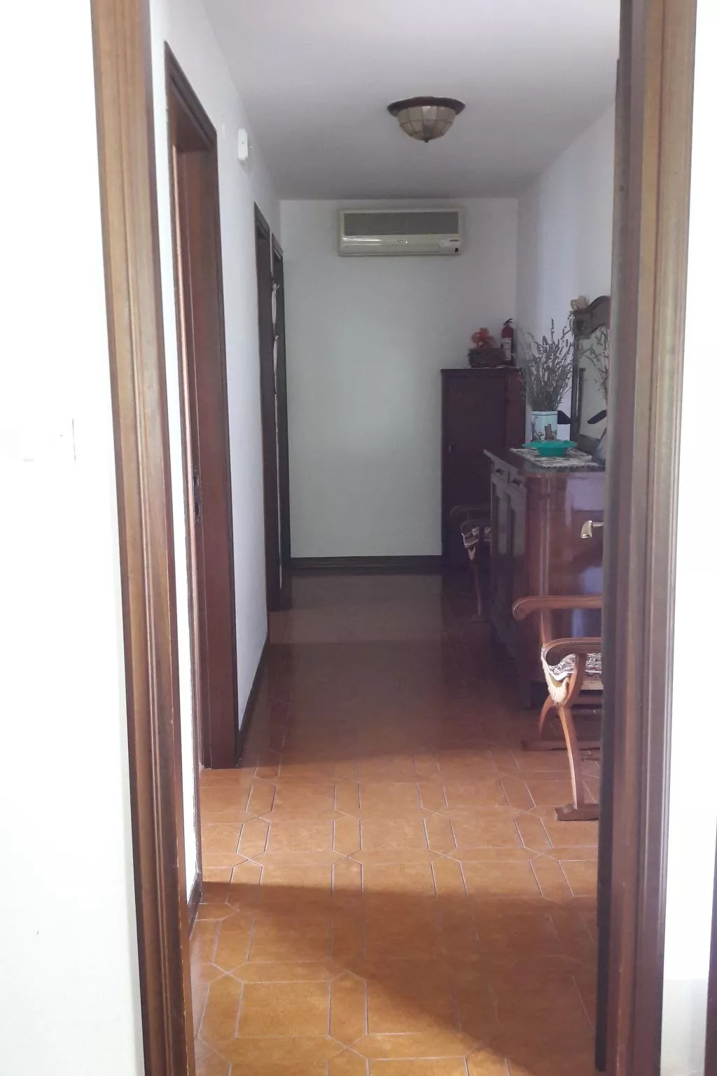 Auf einem ummauerten Grundstück-Binnen