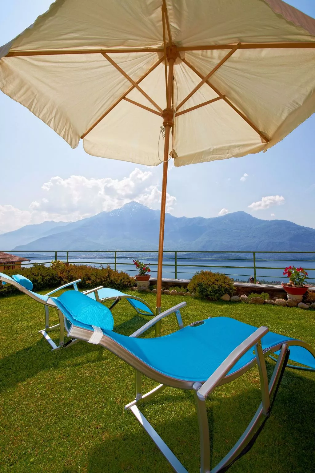 Türkisfarbenes Haus mit fantastischer Aussicht