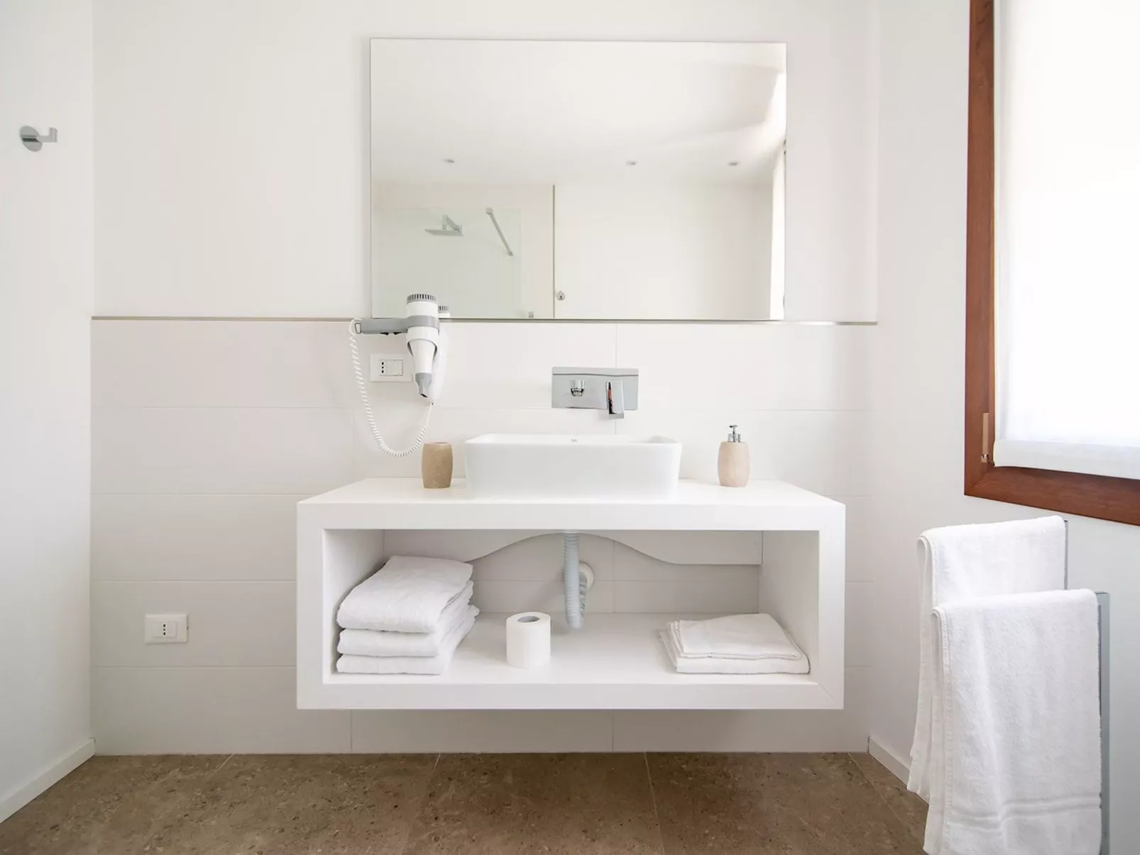 Einzimmerwohnung mit Balkon und Frühstück-Binnen