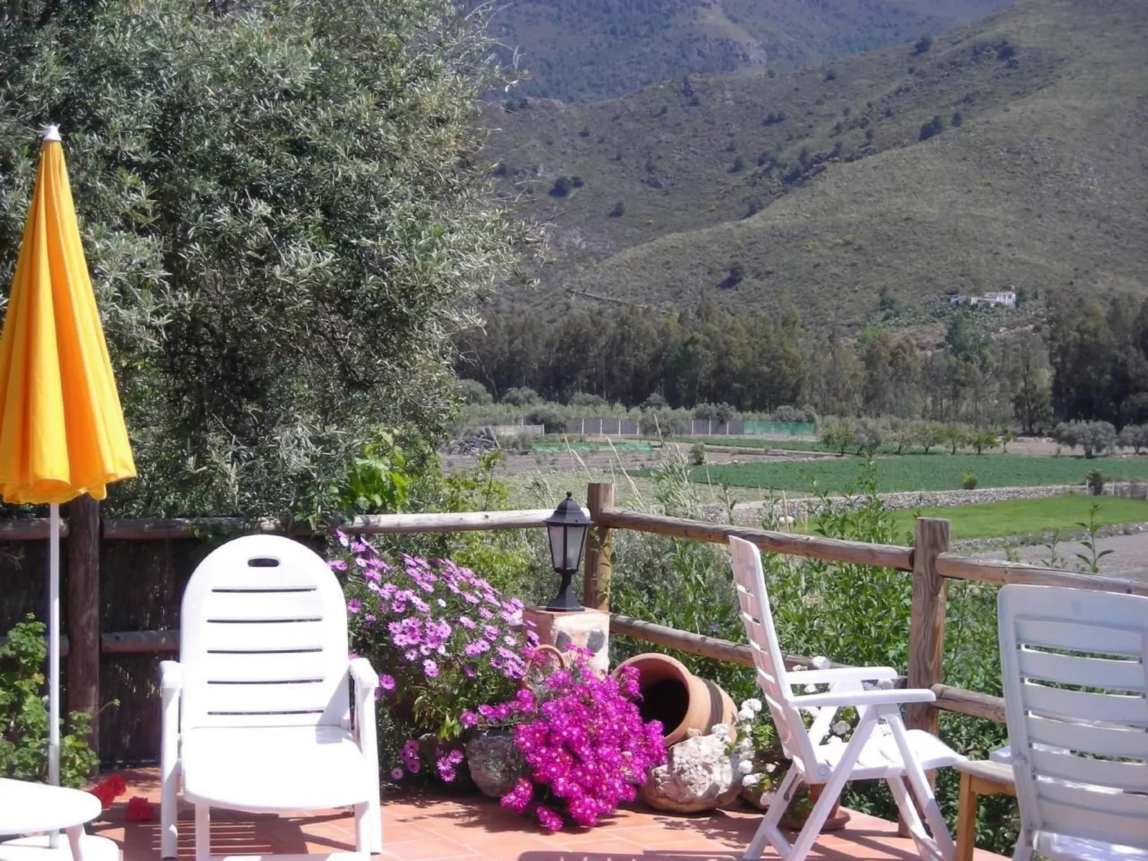 Gemütliches Ferienhaus in Tíjola mit Grill, Garten und Terrasse-Buiten