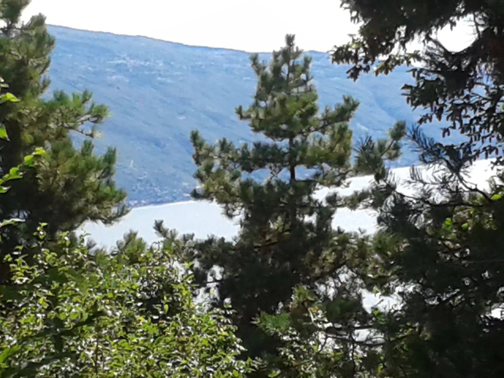 In einer Villa mit Garten und Blick auf den Gardasee-Buiten