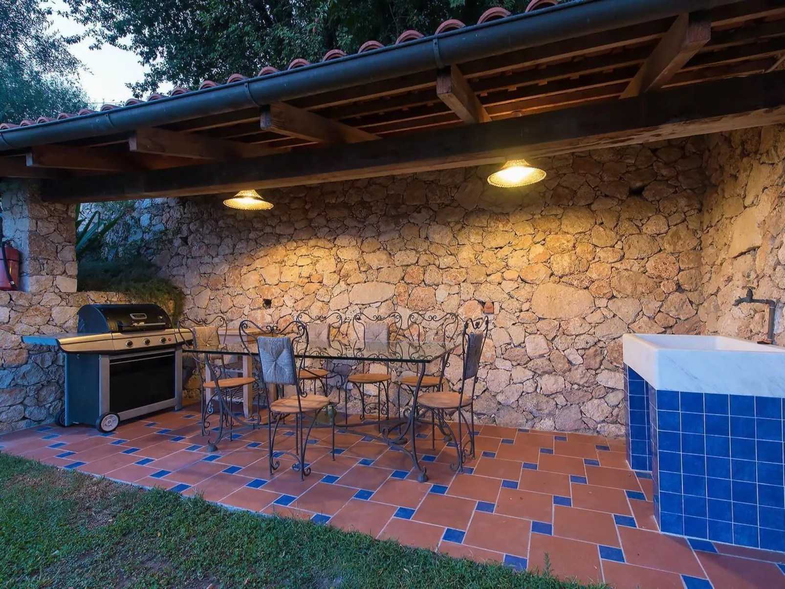 Wohnung mit Terrasse, Gemeinschaftspool und Aussicht-Buiten