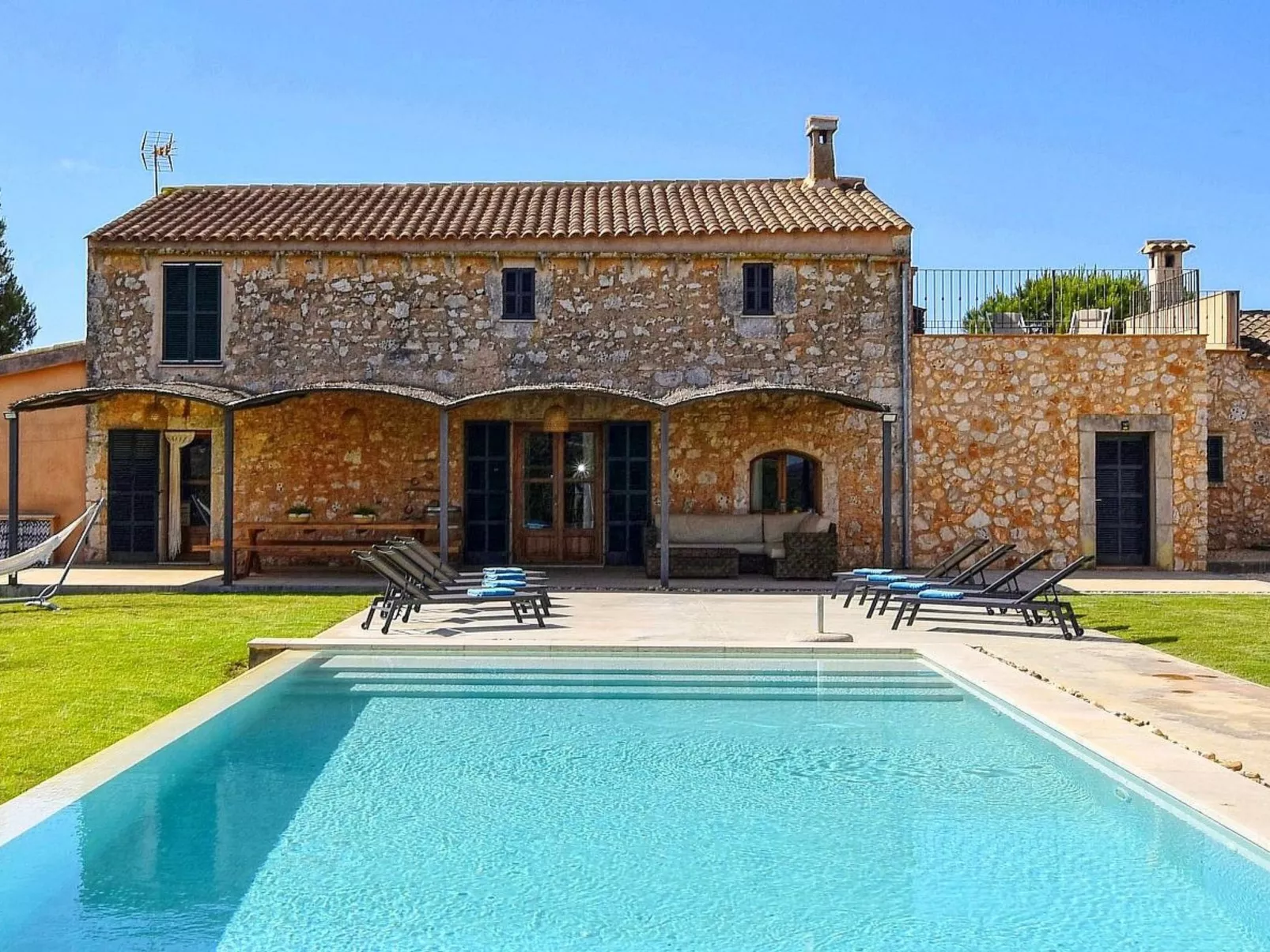 Luxuriöse Finca im modernen Stil mit Pool und Klimaanlage-Buiten