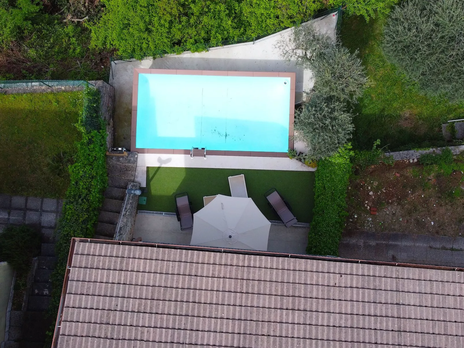 Privater Pool und herrlicher Seeblick