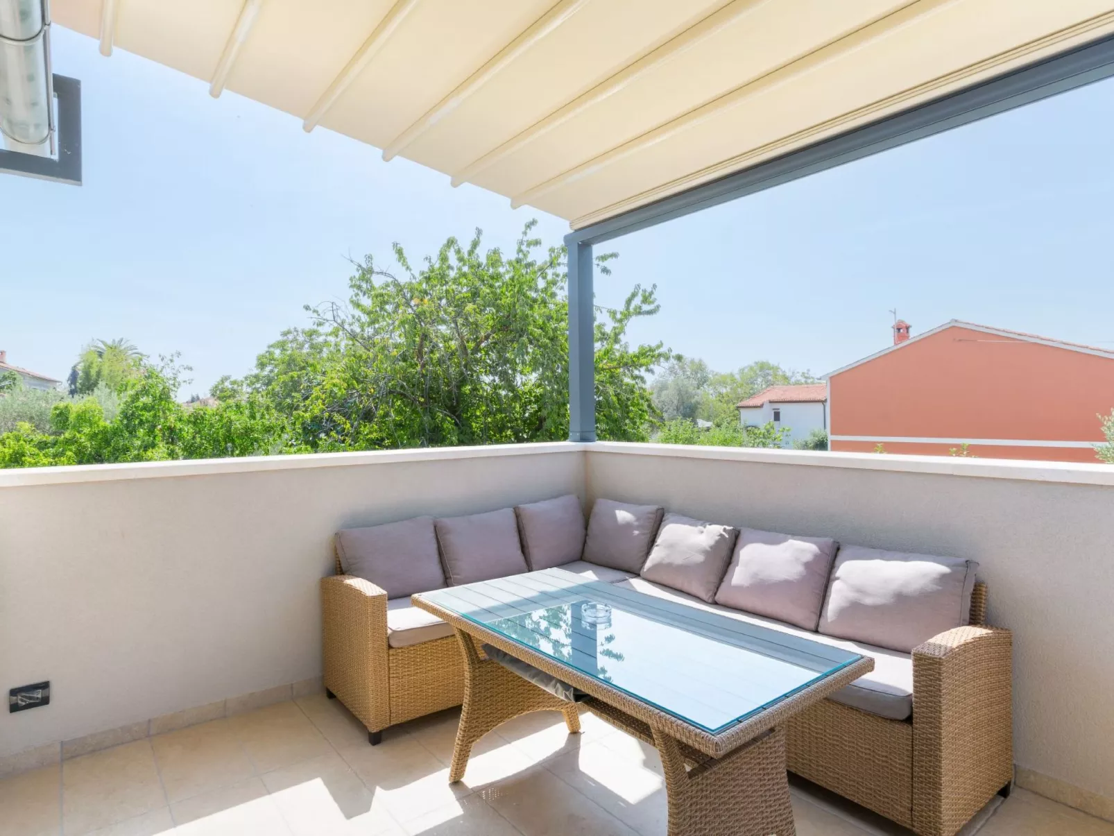 "Luis" mit Privatparkplatz