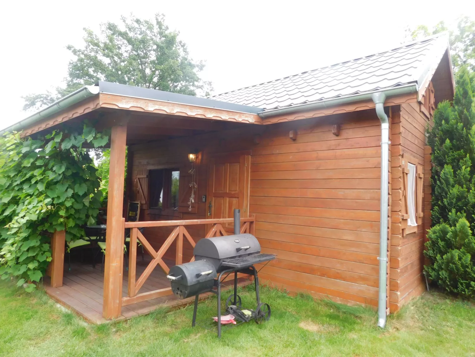 Haus in Karsibór mit Grill, Terrasse und Garten-Buiten