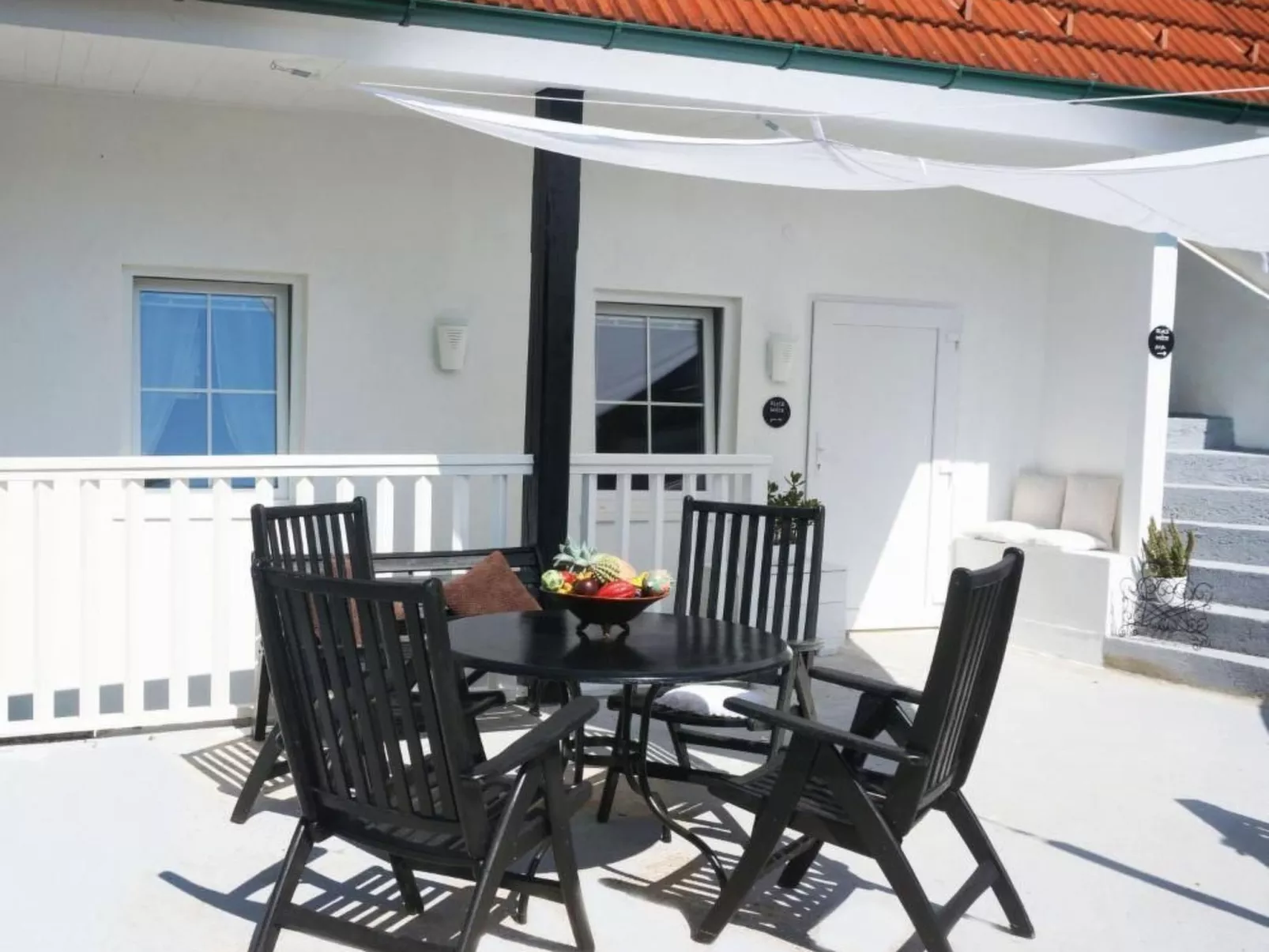 Black & White-Buiten