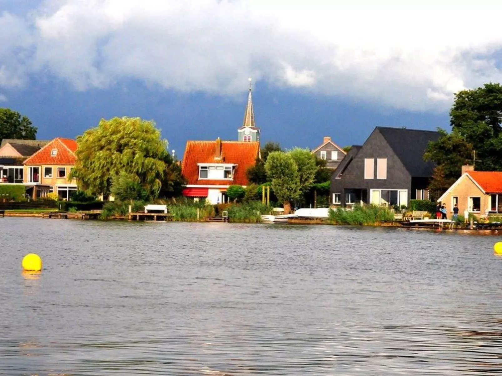 Boot "De Frijheit" mit Blick auf das Wasser-Image-tags.info