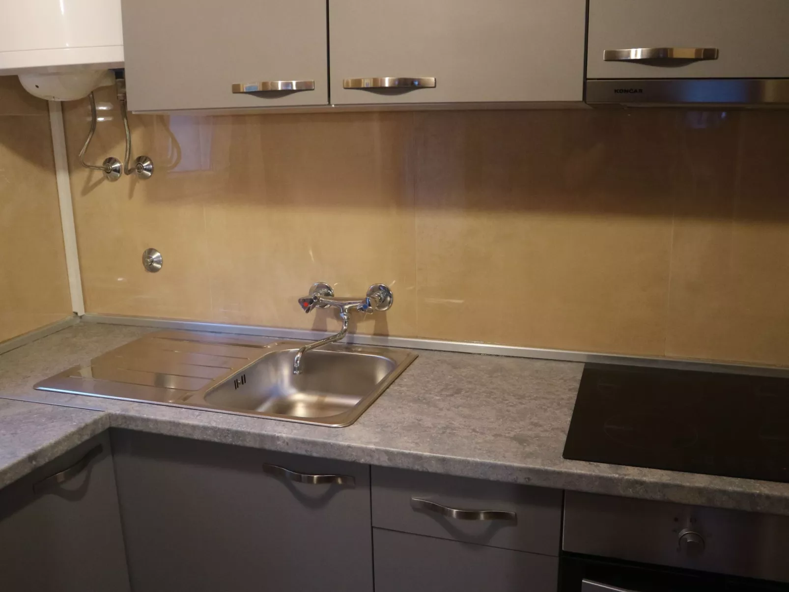 "Antun" am Strand-Binnen