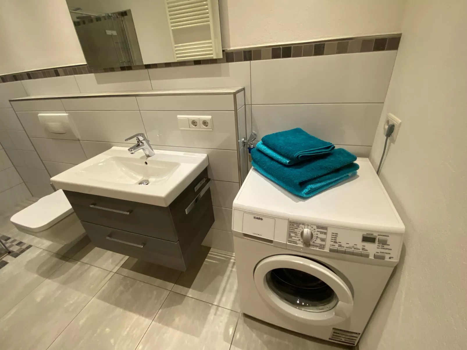 Mit Parkplatz und Terrasse-Binnen