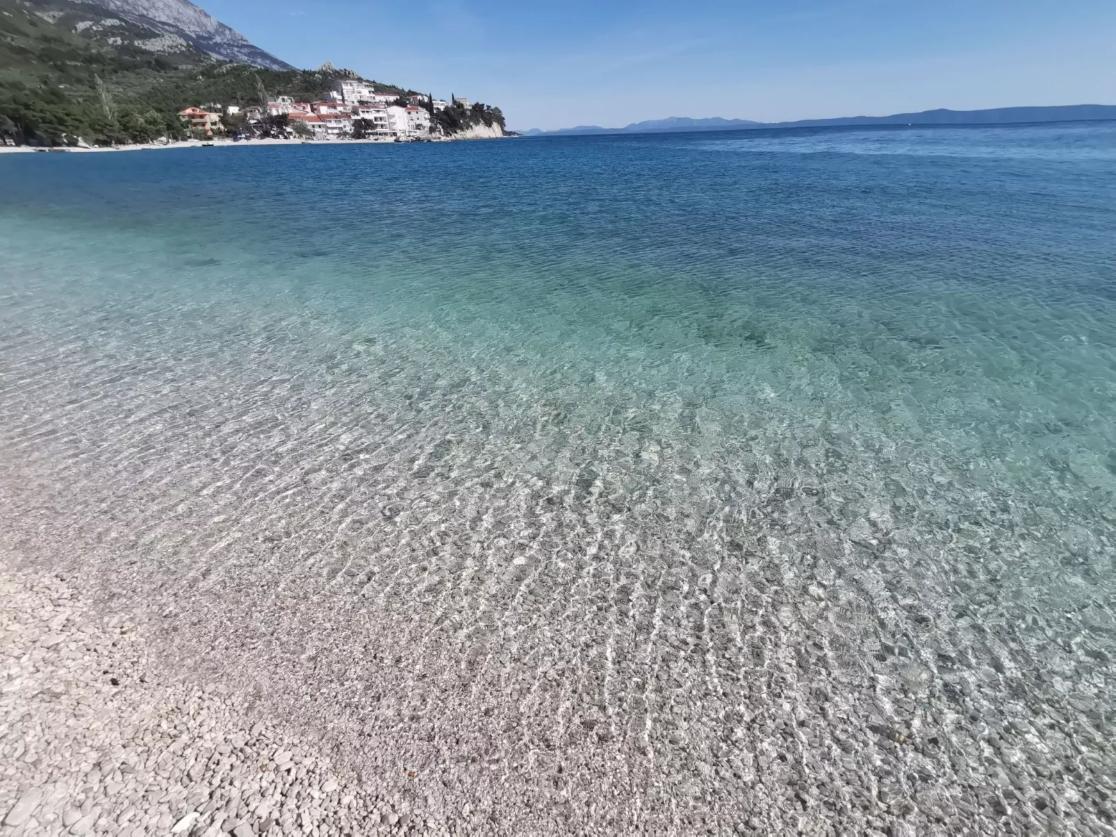 Weiße Idylle auf dem blauen Meer