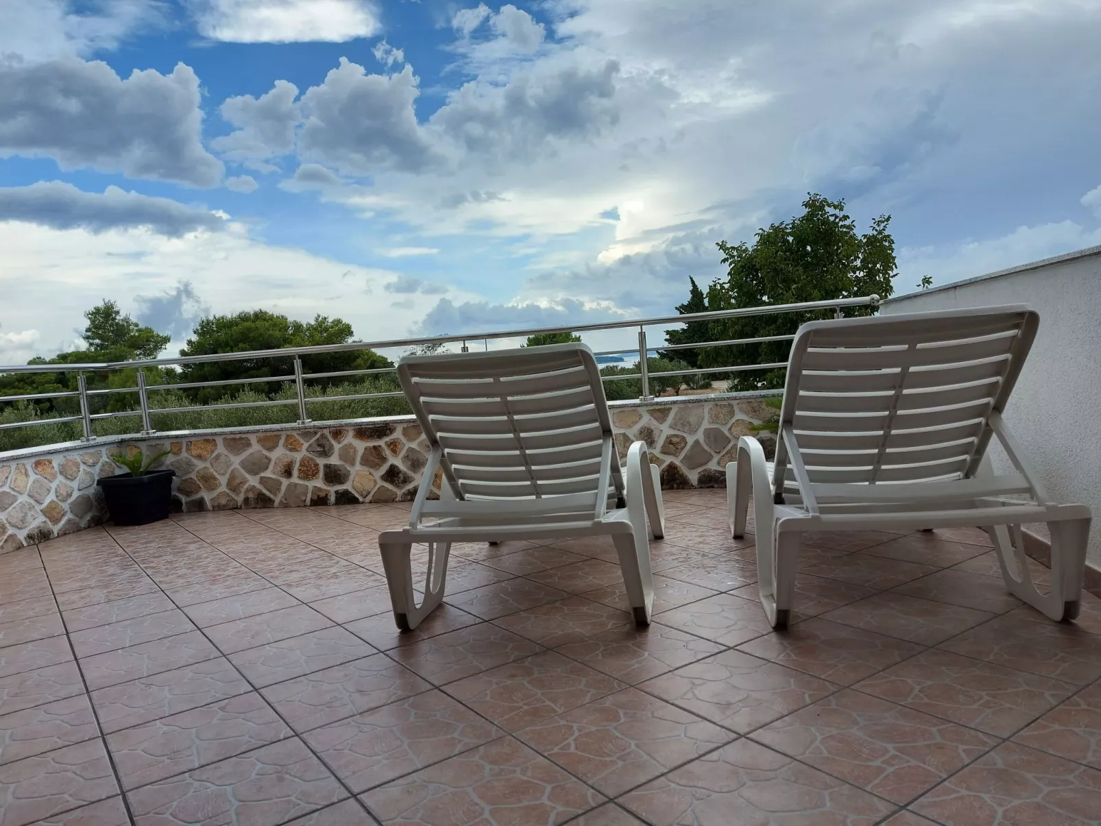 Mit Blick auf das Wasser