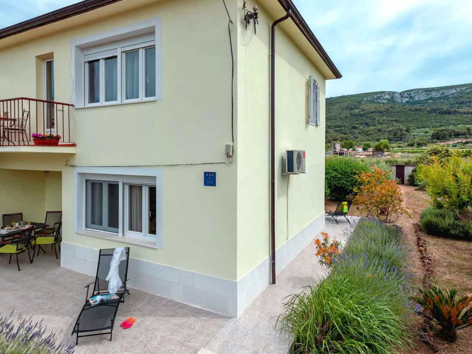 Villa "Sunshine" mit Garten, Grill und Terrasse-Buiten