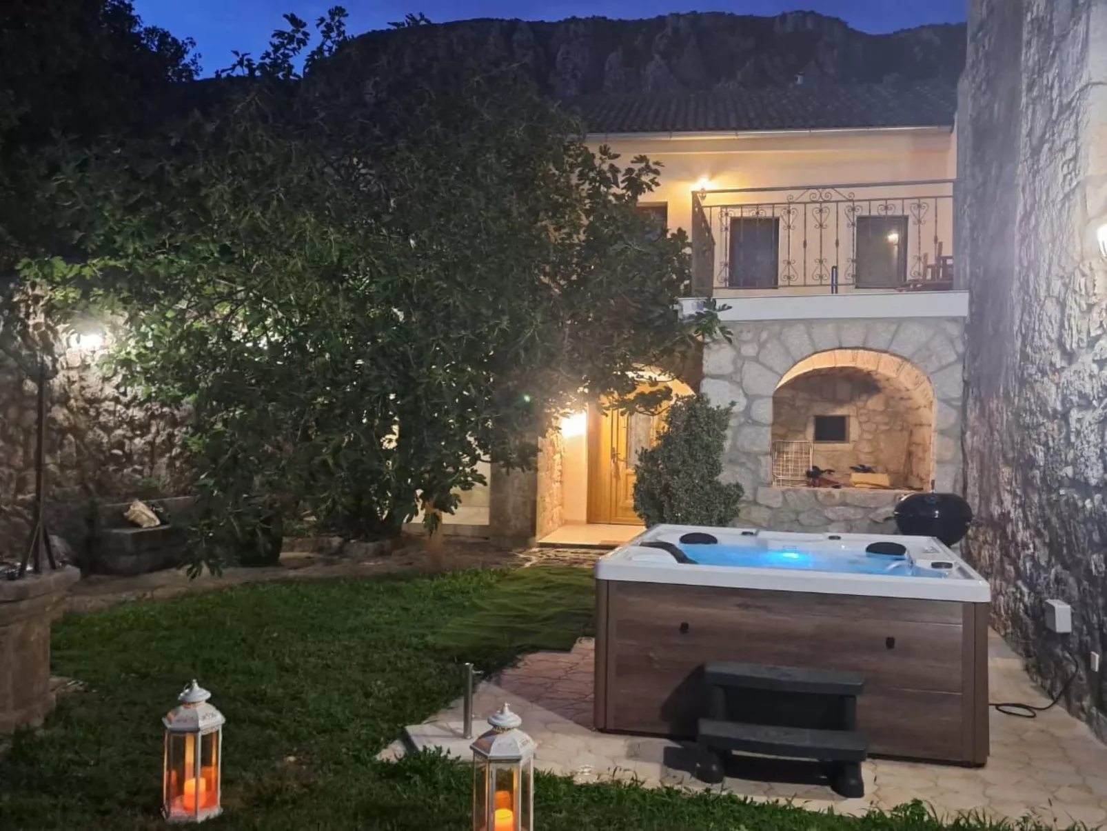 Geräumige Villa mit drei Schlafzimmern und einem ruhigen Garten