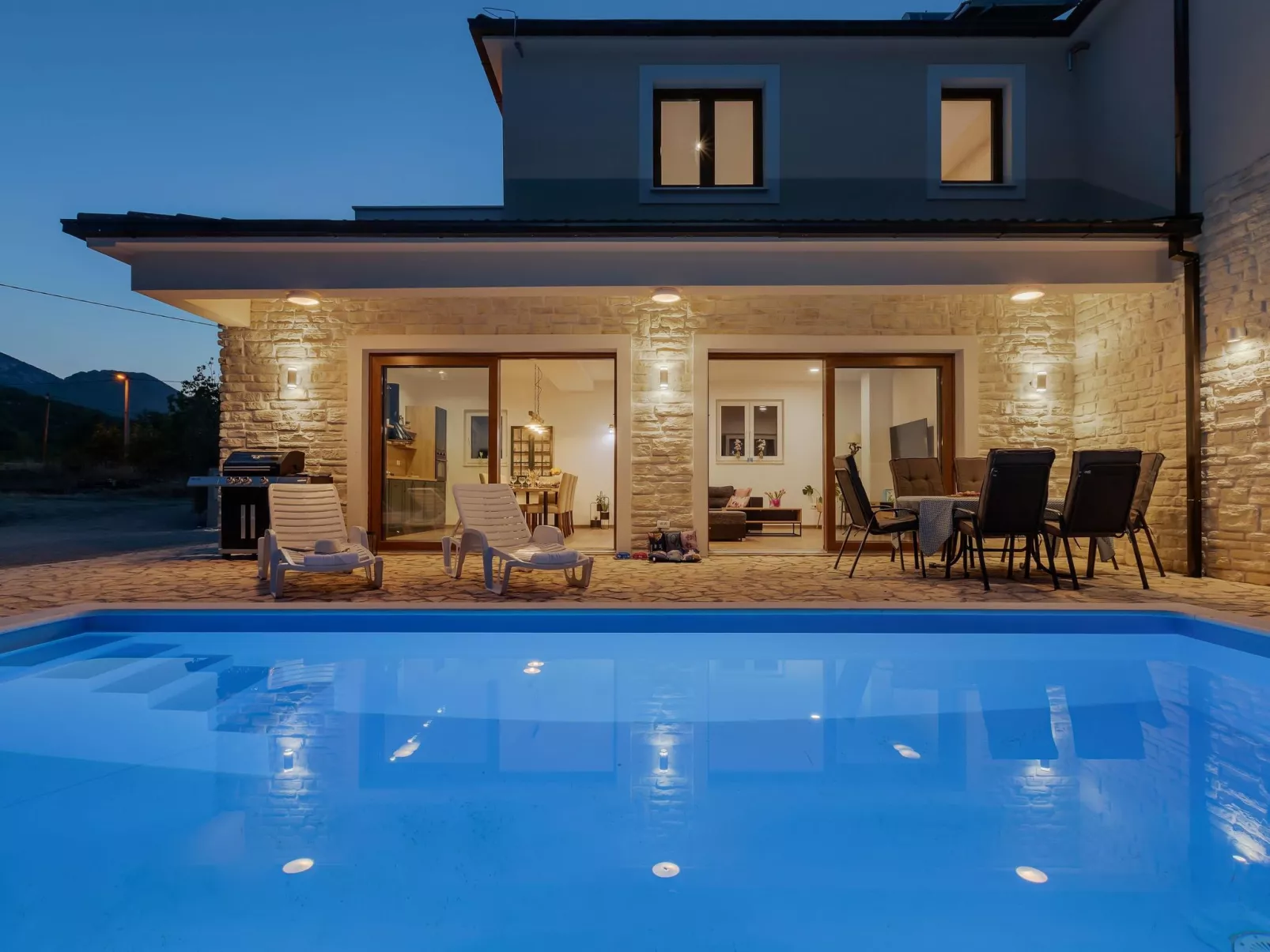 Alleinstehende Villa Slime mit Pool und Garten-Image-tags.info