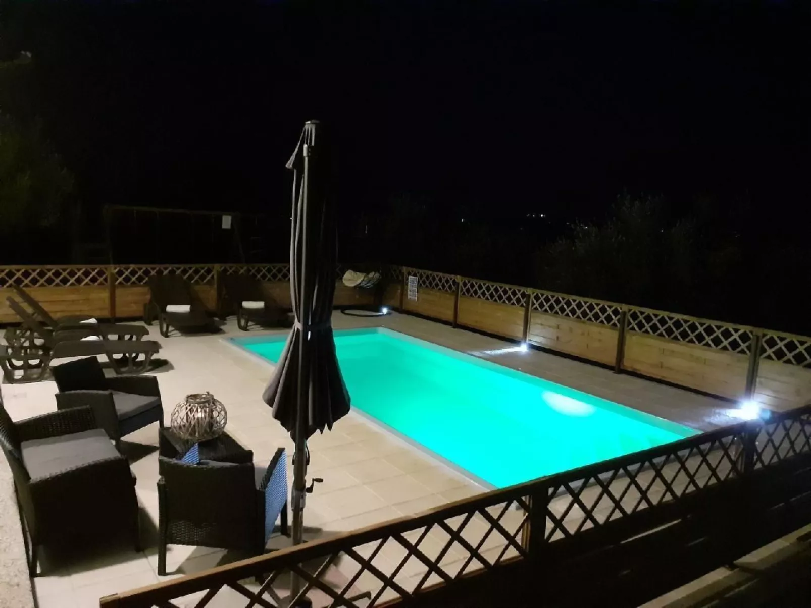 Wohnung mit privatem Pool und herrlicher Aussicht-Buiten