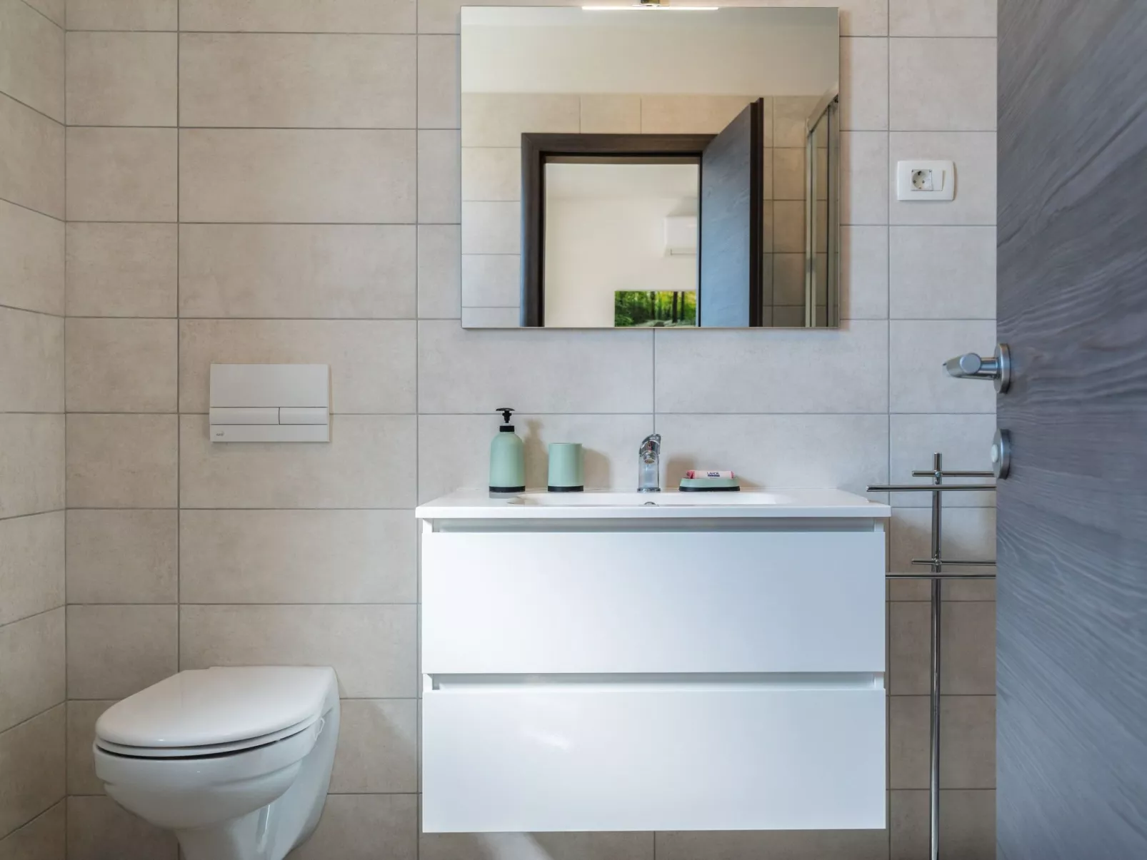 Elegantes Escape mit Pool und Panoramablick-Binnen