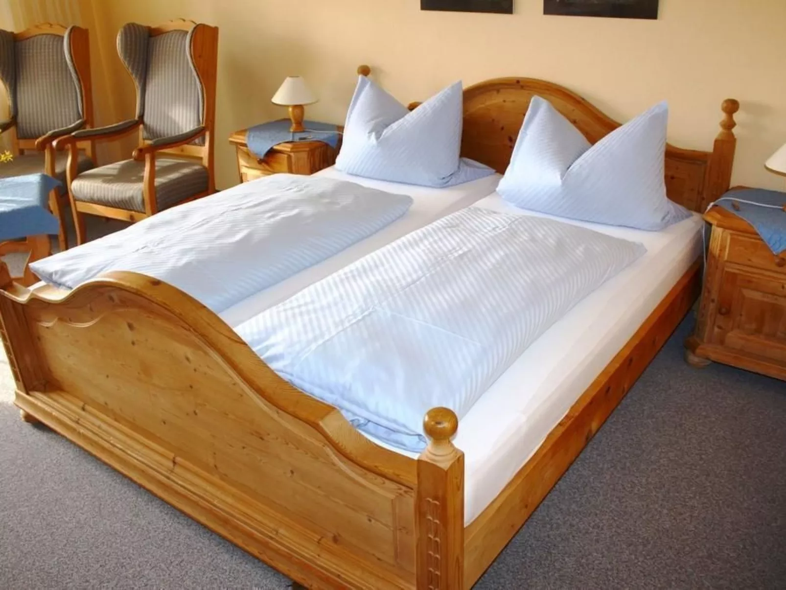 Appartementhaus mit Balkon und Gemeinschaftsgart