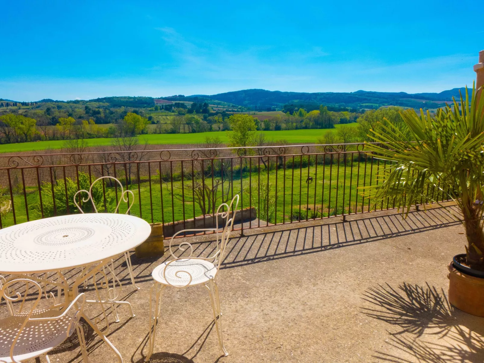 Villa mit Garten, Grill und Terrasse-Buiten