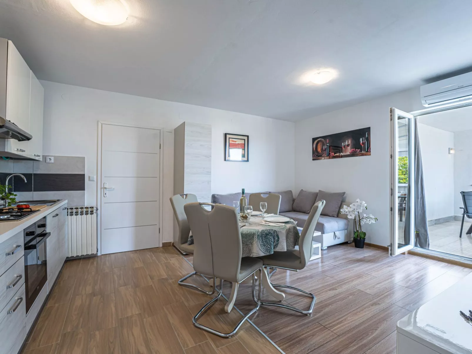 "Darko" mit Balkon-Binnen