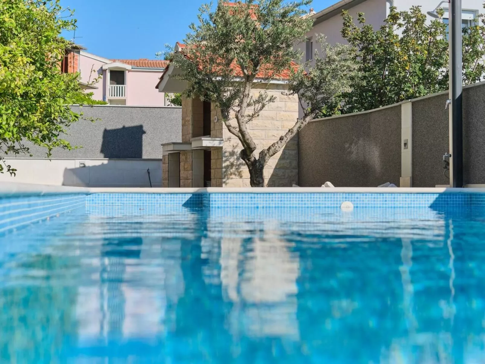 M Ganze Etage in einem geräumigen Haus mit Pool-Buiten