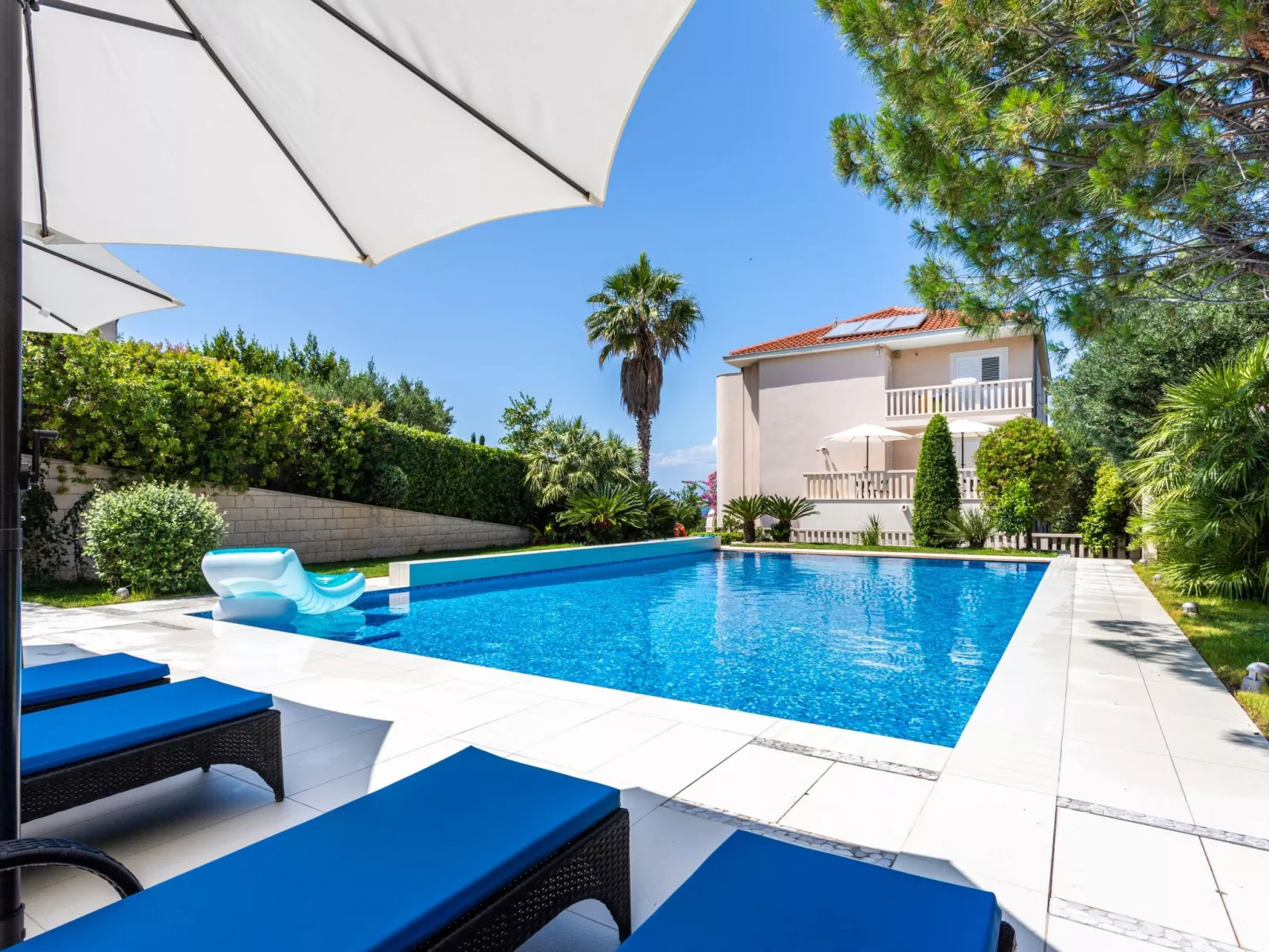 Luxuriöse Ferienwohnung mit Poolblick-Buiten