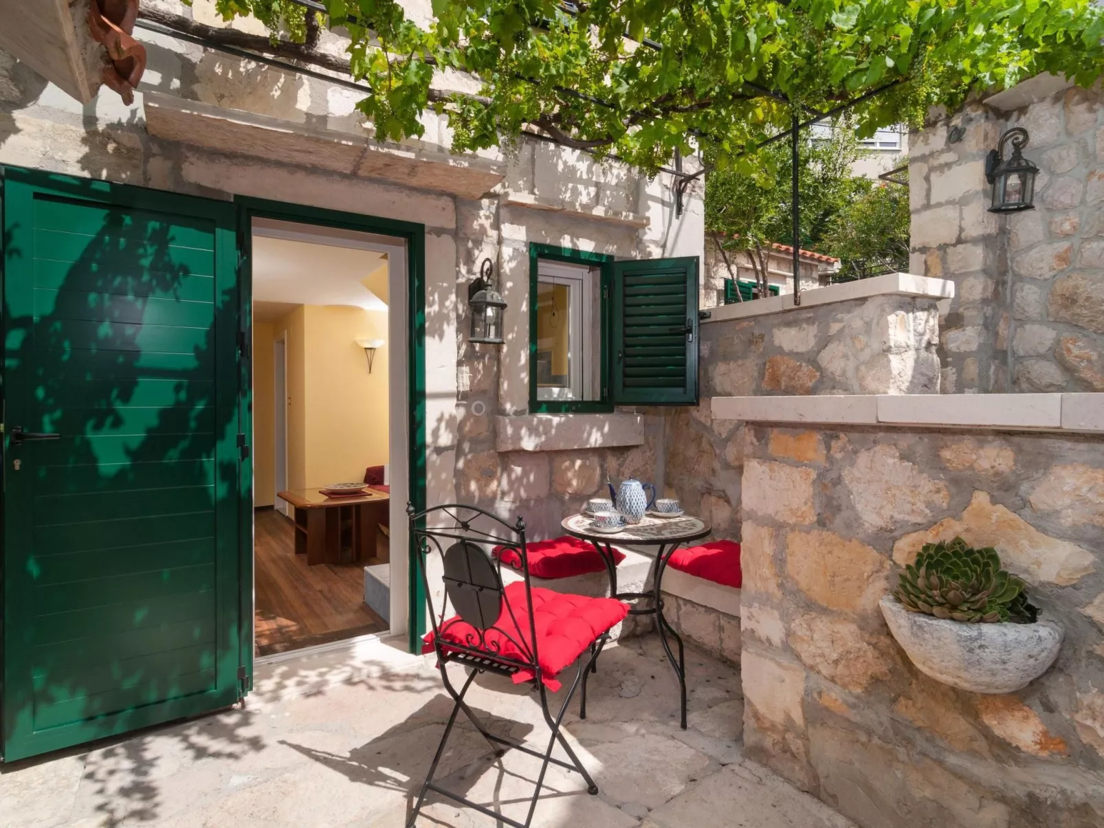 Große Ferienwohnung in Omiš mit Privatem Balkon